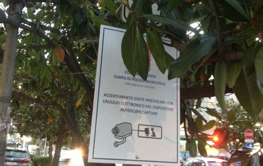 LA LETTERA - Commercianti a Rende contro le telecamere per le soste irregolari 74 cartello telecamere sosta selvaggia rende