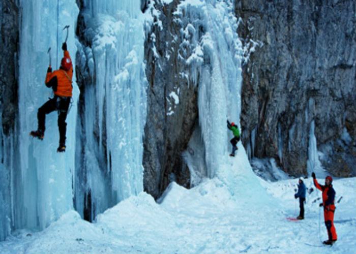 Stavano scalando una parete ghiacciata sul Pollino, due alpinisti precipitano nel vuoto 68 cascate di ghiaccio
