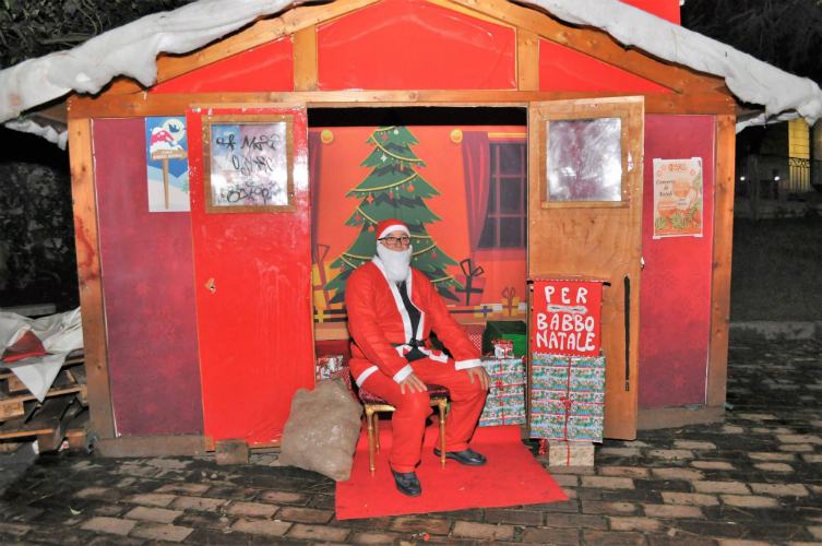 Babbo Natale raccoglie le letterine nella vecchia Villa comunale di Cosenza 53 casetta Babbo Natale