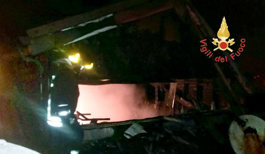 casolare fiamme amato