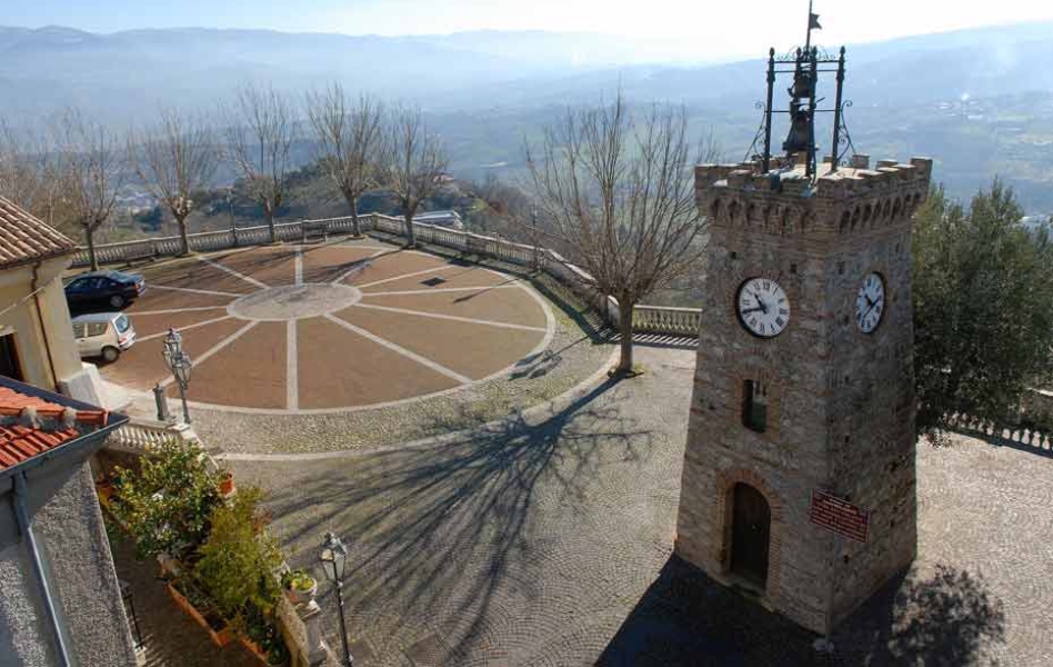 Castrolibero, prosegue l'iniziativa culturale "Impressioni di settembre. Letture nel borgo" 51 castrolibero torre orologio