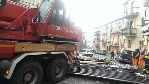 Bufera di vento a Catanzaro, tetto crolla su auto in sosta 51 catanzaro vento