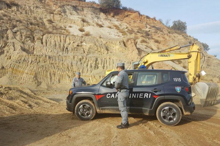 Prelevavano abusivamente materiale da una cava: sequestrata l'area e denunciate tre persone 53 cava sequestro spezzano 2
