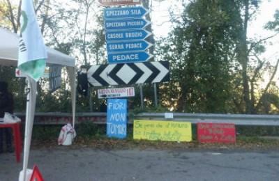 Basta sversamenti, fiaccolata per la chiusura della discarica che avvelena la Presila 71 celico 1