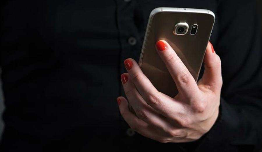 cellulare donna ricatto molestie