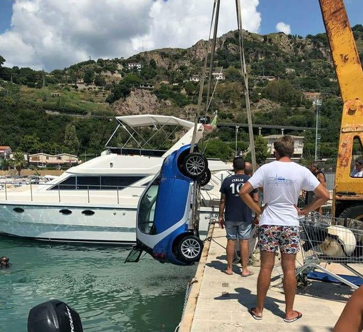 FOTONOTIZIA - Auto finisce in mare al porto di Cetraro 51 cetraro 2