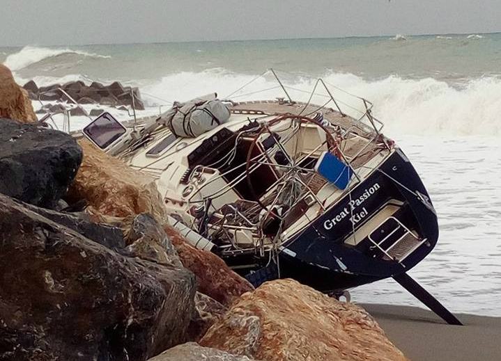 (FOTO) Barca a vela si schianta sugli scogli a Cetraro, disperso un turista tedesco di 67 anni 61 cetraro barca vela