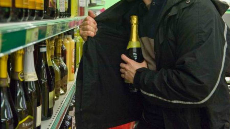 Tenta di rubare champagne e profumi, fermato dagli addetti alla vigilanza 51 champagne rubata