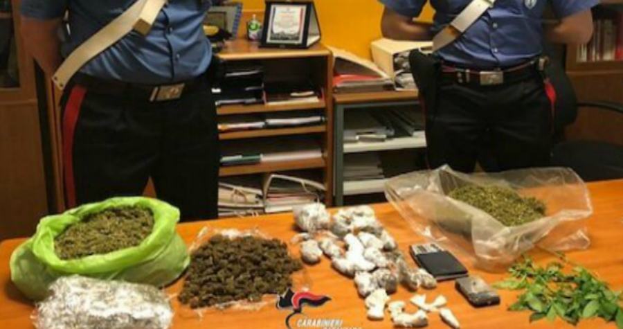 Spacciavano per strada e avevano un chilo di marijuana in casa, due arresti 51 chilo marijuana carabinieri catanzaro