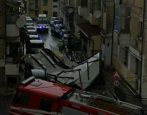 Tetto divelto dal maltempo tra le palazzine popolari di via Cilea (FOTO) 68 cilea