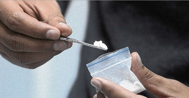 Spacciano cocaina in casa, due persone in manette 51 cocaina