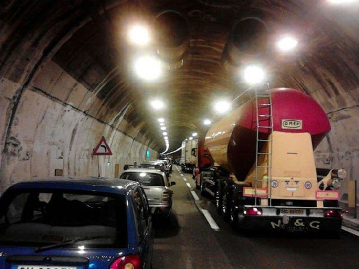 Auto in panne in galleria, traffico in tilt sulla Salerno - Reggio Calabria 51 code e traffico per la valtellina chiusa la galleria monte piazzo 64d710f6 ba1e 11e2 b8a4 6815c776f28c display