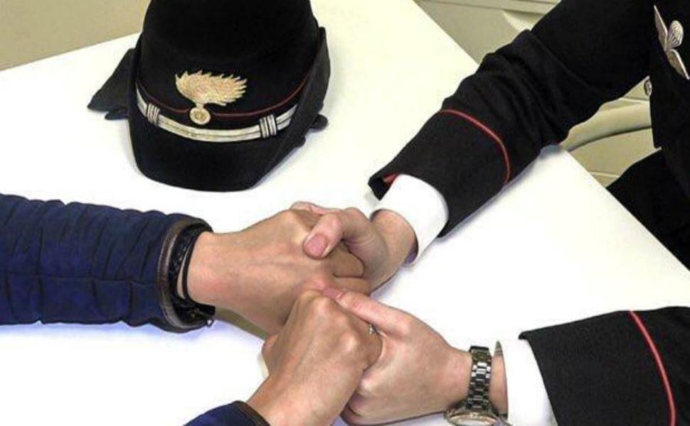 Calci e pugni alla sua ex che lo aveva lasciato, arrestato 40enne 51 codice rosso carabinieri