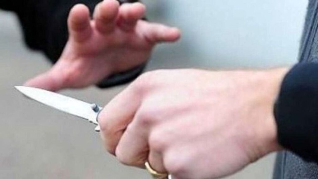 Con un ferro rovente e un coltello minaccia moglie e figlia 1 coltello 5 2