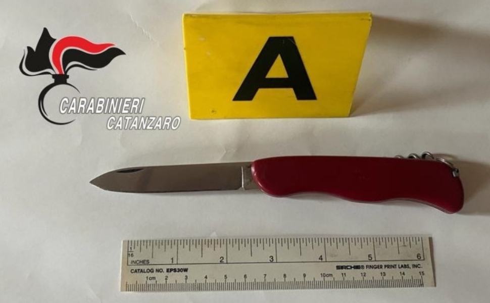Accoltellato perchè non rispetta il semaforo, arrestato 29enne 51 coltello carabinieri chiaravalle centrale