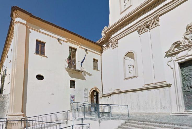 Incatenato alle porte del Comune di Corigliano chiede messa in sicurezza strada 51 comune corigliano