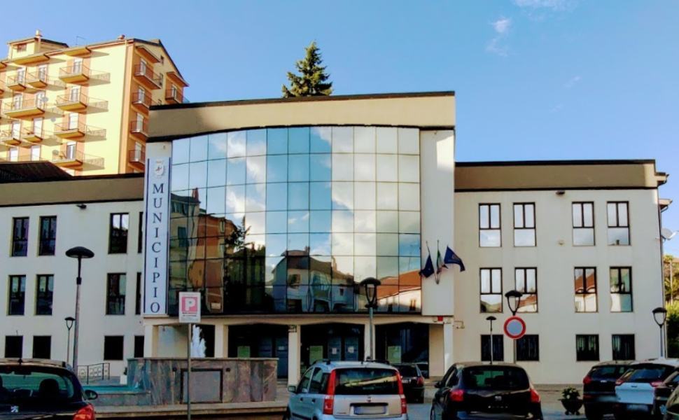 San Giovanni in Fiore, aumento di ore e stipendio per 104 dipendenti ex Lsu-Lpu 51 comune municipio san giovanni in fiore 1