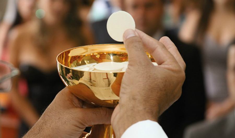 Chiesa e Coronavirus: stop acqua santa, comunione e segno della pace 53 comunione chiesa