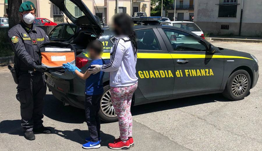 Cosenza, finanzieri consegnano ai bambini notebook per le lezioni a distanza 53 consegna finanza cosenza notebook