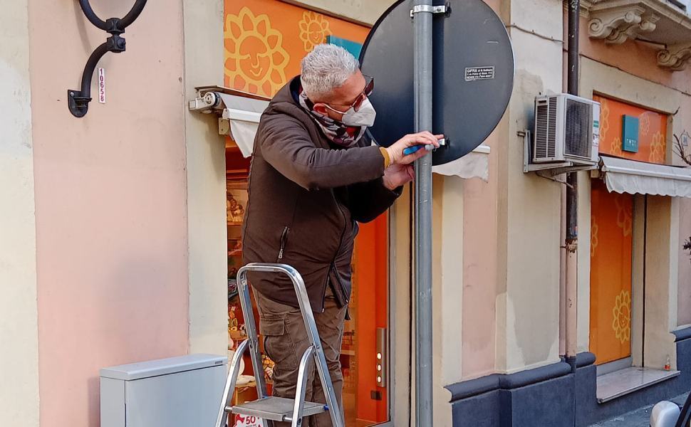 consigliere comunale ripara segnale via isonzo