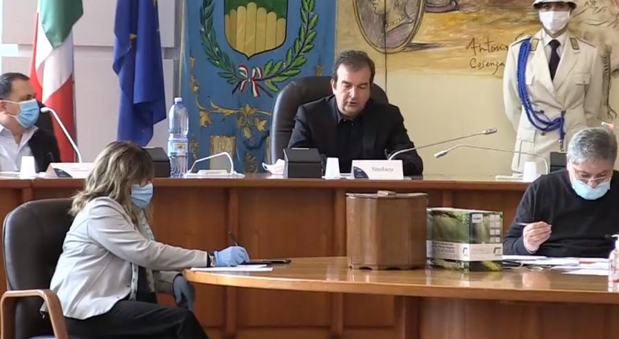 Domani al Consiglio comunale Cosenza anche le problematiche del cimitero 51 consiglio comunale covid 1