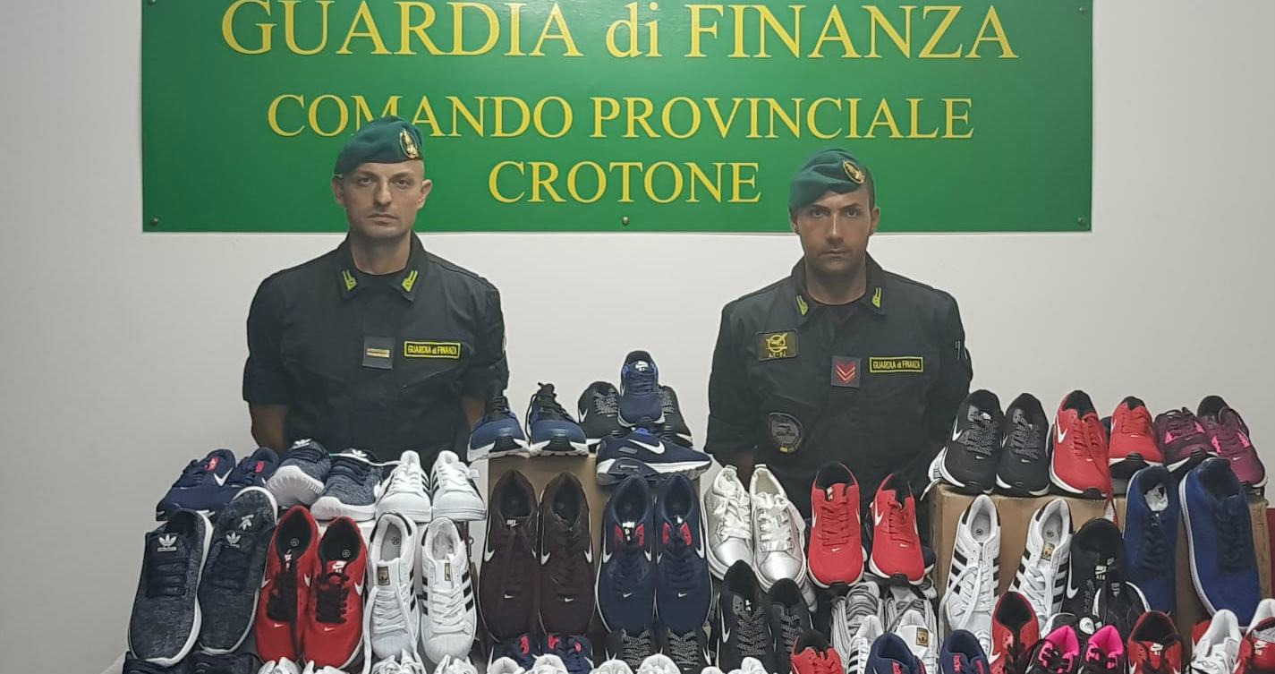 Vendevano scarpe contraffatte davanti allo stand contro l'abusivismo commerciale 51 contraffazione crotone