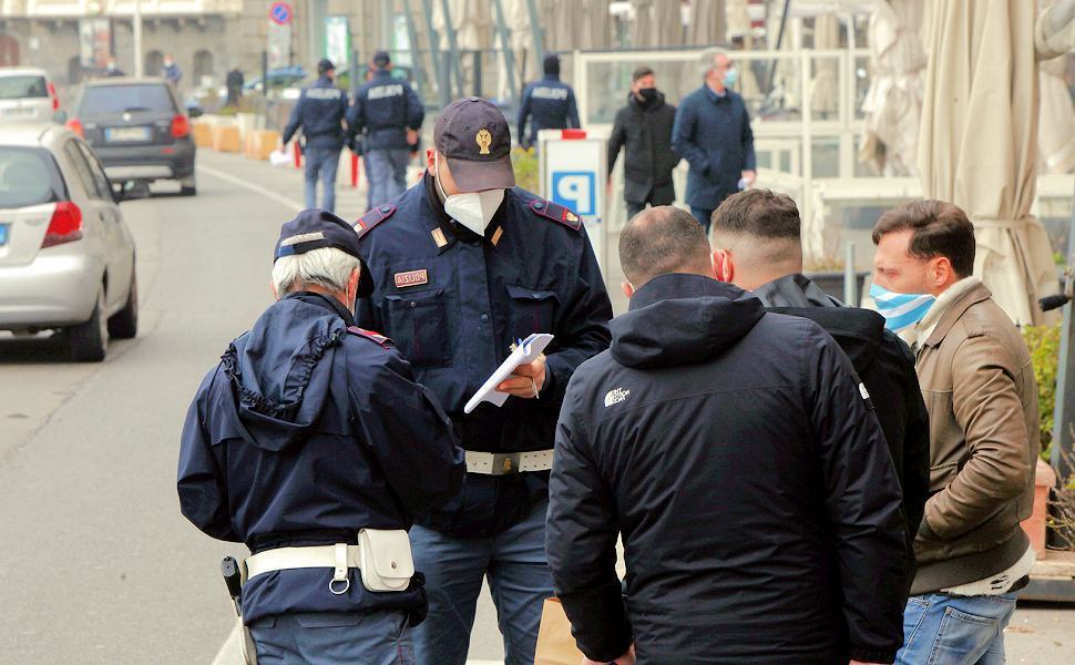 Calabria in zona rossa. Chiudono scuole, negozi e parrucchieri. Niente visite ai parenti 51 controlli polizia covid