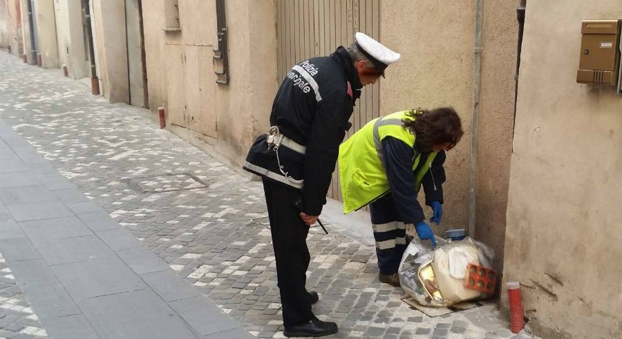Raccolta differenziata, in un solo giorno multati venti "incivili" 51 controlli rifiuti