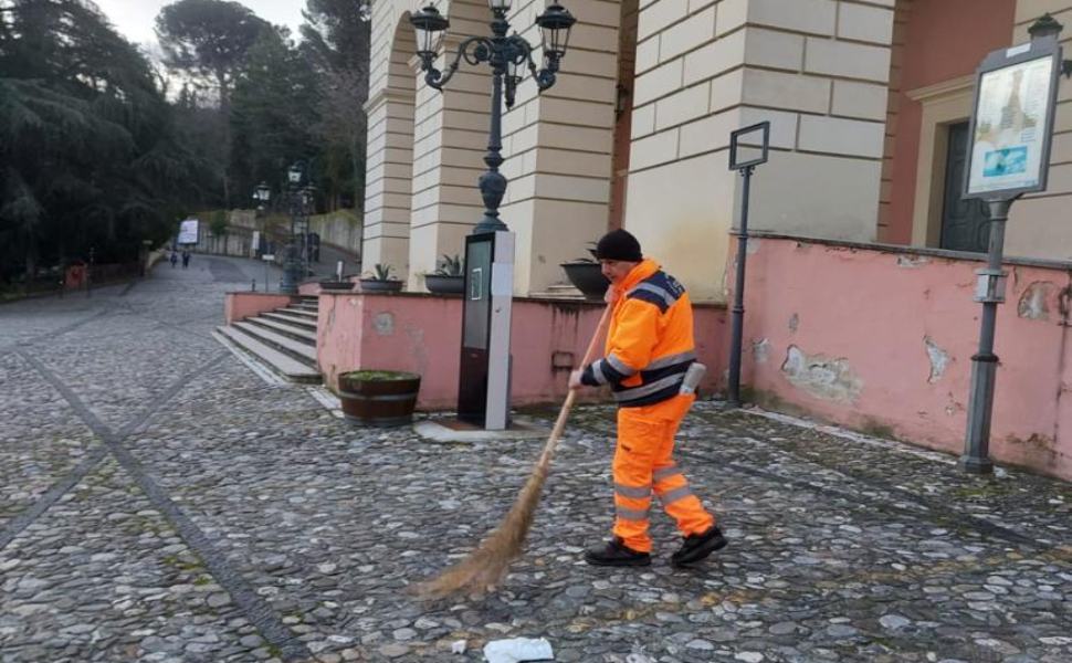 Messa dalla Cattedrale di Cosenza su Rai1: Caruso ringrazia chi ha pulito le strade 51 cooperative al lavoro davanti al Teatro Rendano