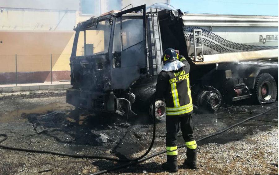 cop incendio autocarro crotone