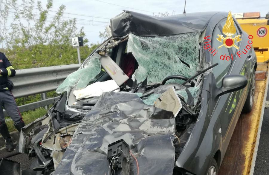 Auto incastrata sotto un tir, automobilista grave si salva da solo (Foto) 59 cop tir auto