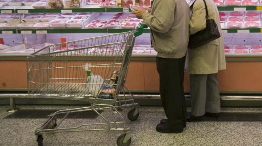 Coppia di anziani con accento del nord aggredita, prima in farmacia e poi al supermarket 51 coppia anziani supermercato repertorio