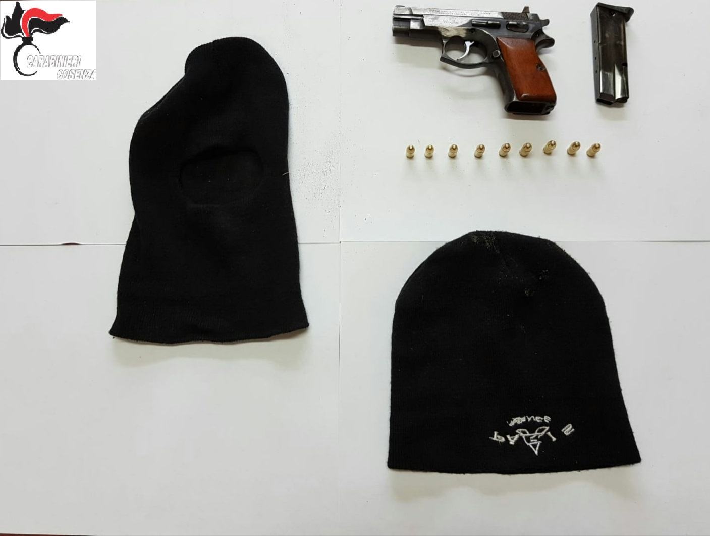 Passamontagna e pistola con matricola abrasa in un'officina di Cassano 51 corigliano 7