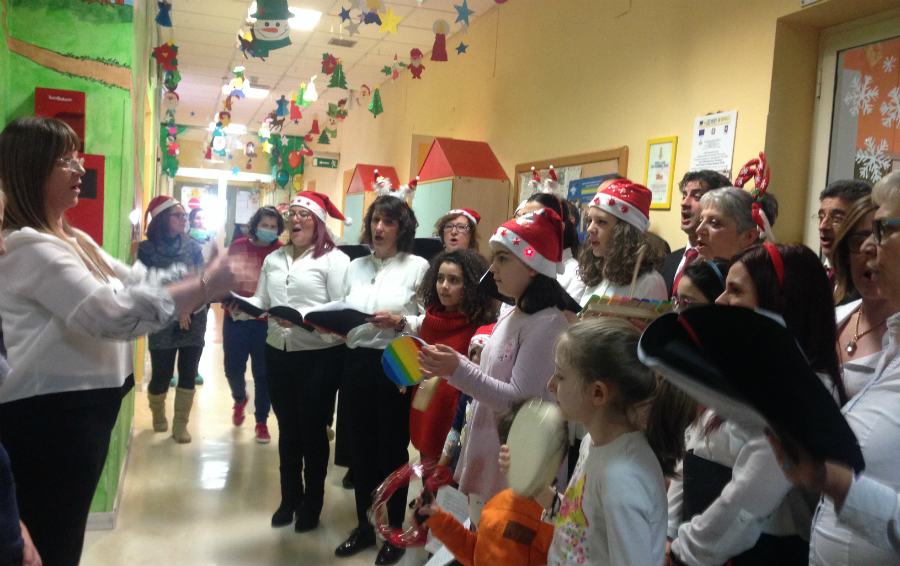 Festa di Natale nell'Oncologia Pediatrica: musica, magia e golosità per i piccoli pazienti 51 coro annunziata pediatria natale 1