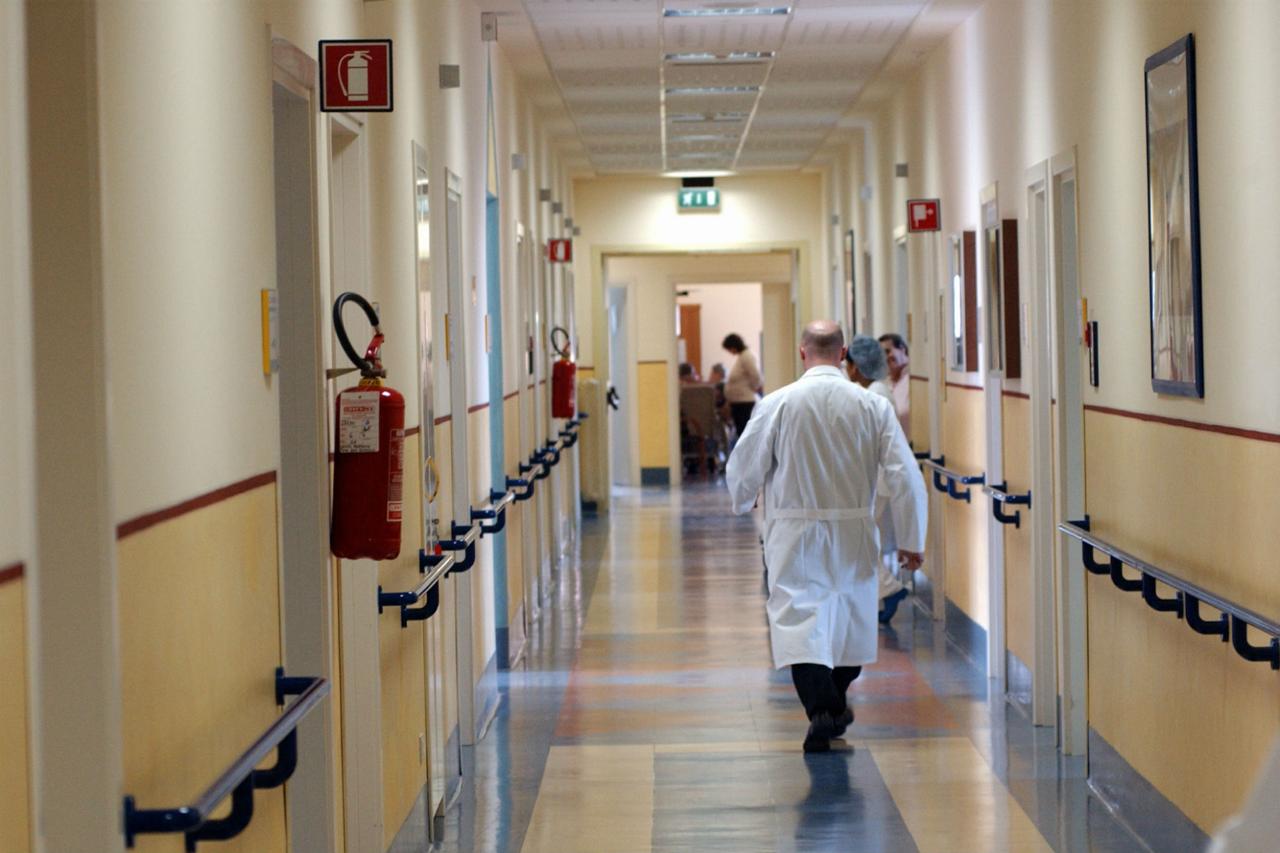 Ospedali del Cosentino: a Castrovillari mancano i medici, a Corigliano 30 posti per 77mila abitanti 51 corsia ospedale nuova foto