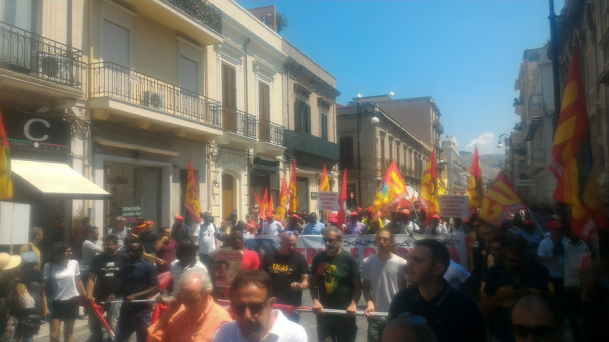 Migrante ucciso, la salma sarà rimpatriata. Il corteo a Reggio #primaglisfruttati 57 corteo reggio calabria