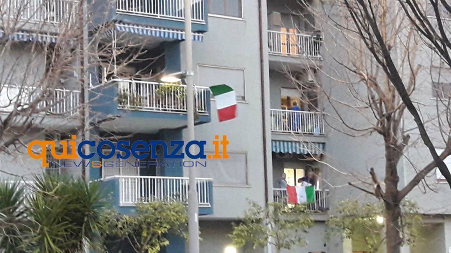 VIDEO - Anche Cosenza canta l'inno d'Italia dal balcone, tutti in coro contro la paura 51 cosenza inno italia coronavirus 01