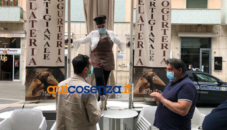 Cosenza, si incatena davanti al suo bar: "oggi non ci uccide il coronavirus ma la fame" - VIDEO 53 cosenza protesta titolare bar le vele 02