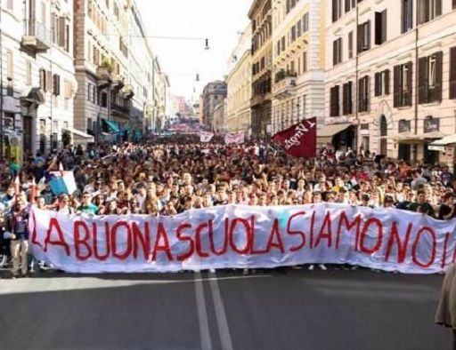Fiaccolata di protesta stasera a Cosenza contro la 'Buona Scuola' di Renzi 74 cosenza renzi scuola fiaccolata