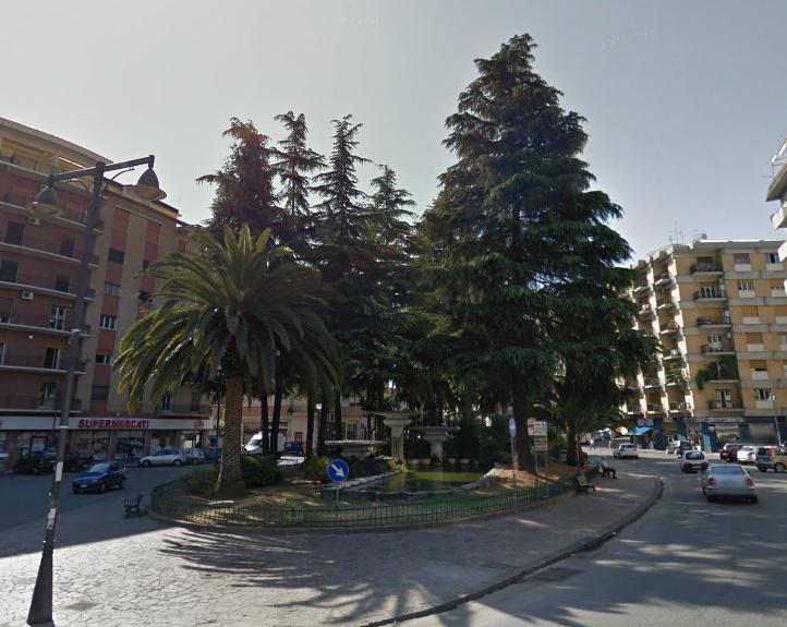 Prende in giro una ragazza e a piazza Europa scatta la rissa 51 rissa piaza europa