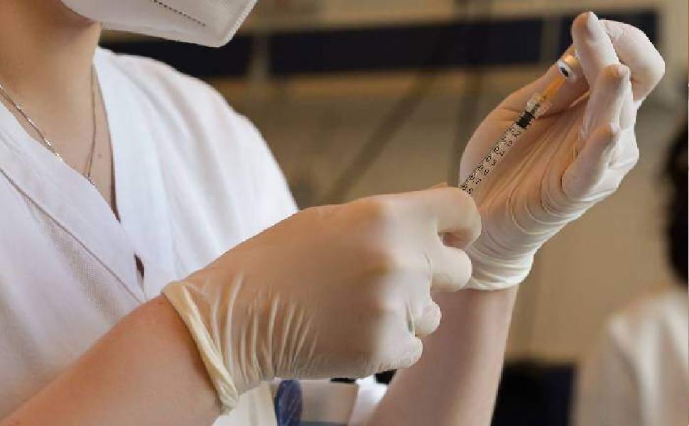 covid 19 infermiera prepara vaccino