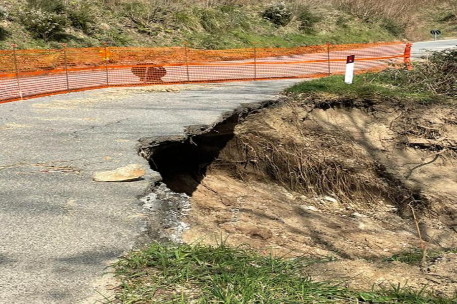 Disagi alla circolazione nel cosentino, la voragine sulla SP 263 è di «estrema pericolosità» 51 cratere santagata desaro 1