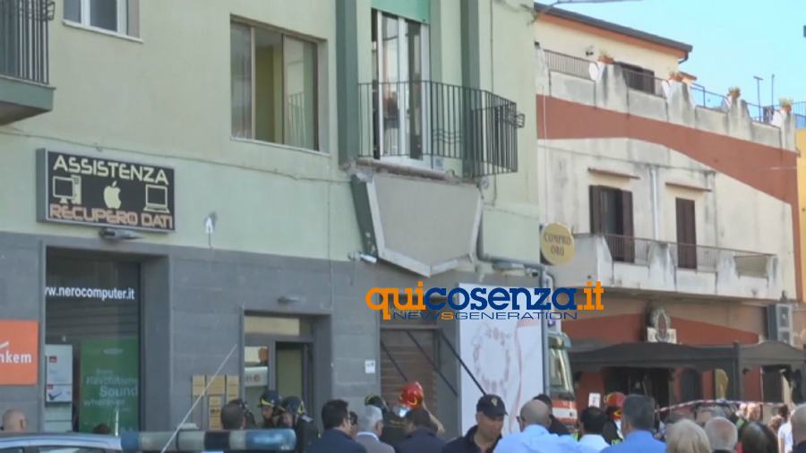 FOTO - Balcone crolla facendo schiantare al suolo cinque persone 51 crollo balcone catanzaro 08