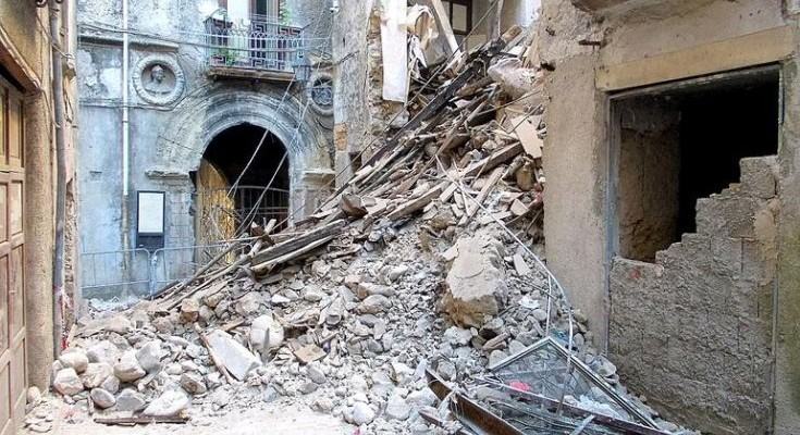 crollo centro storico cs 735x400 1