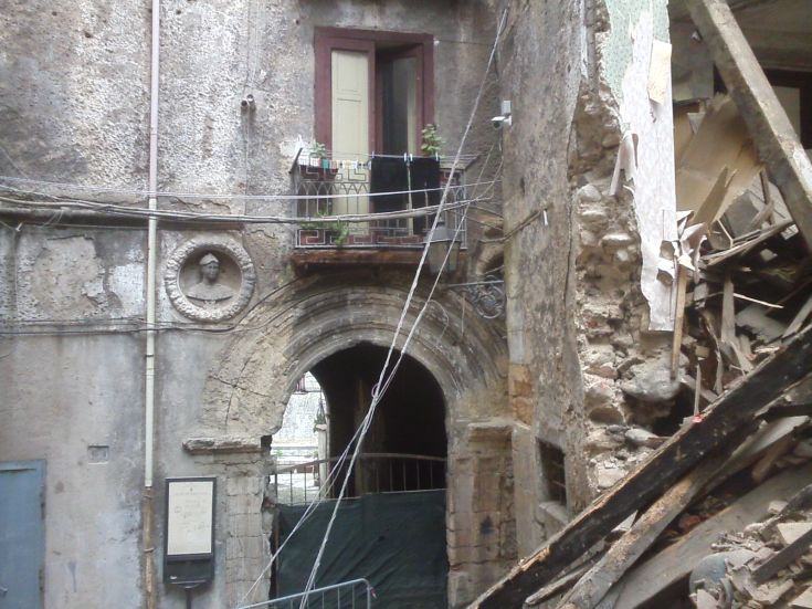 Crolli a Cosenza Vecchia chiesto stato d'emergenza per tutelare i residenti 80 crollo-cosenza-vecchia-1