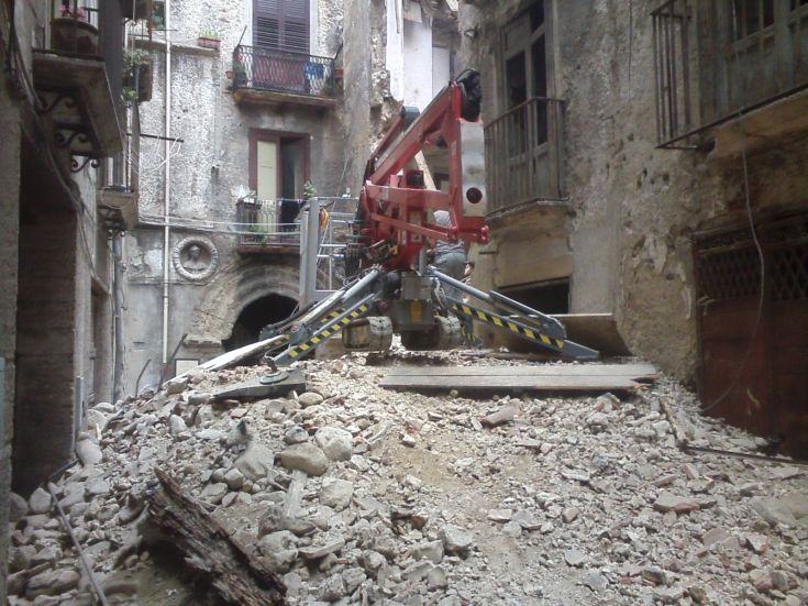 Cosenza Vecchia: case pericolanti e prostituzione minorile, mentre la funzionaria della Regione 'sorride' 80 crollo cosenza vecchia 13
