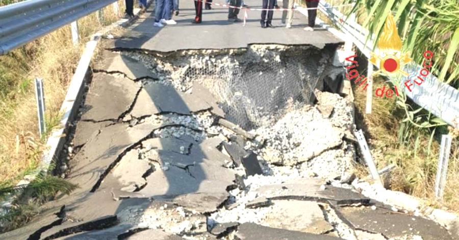 crollo strada cropani 106 1