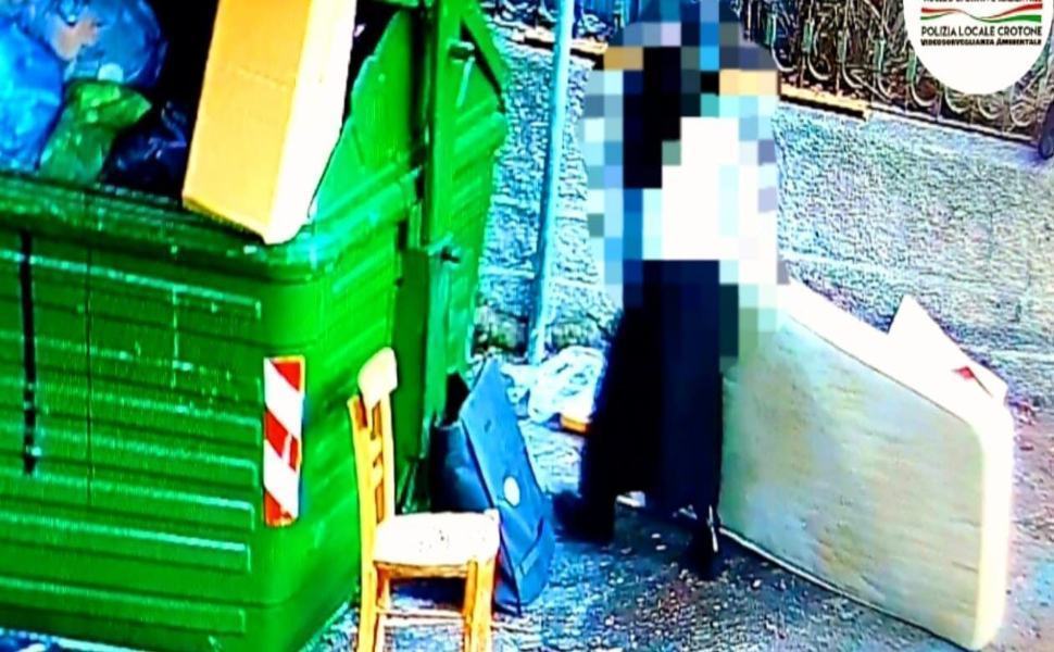 Fototrappole per individuare i “furbetti dei rifiuti”. Decine di multe 51 crotone fototrappole