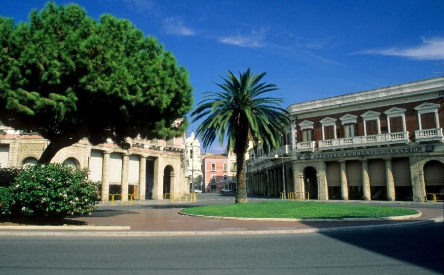 Occupa abusivamente un box comunale del mercato, denunciato 77 crotone piazza pitagora