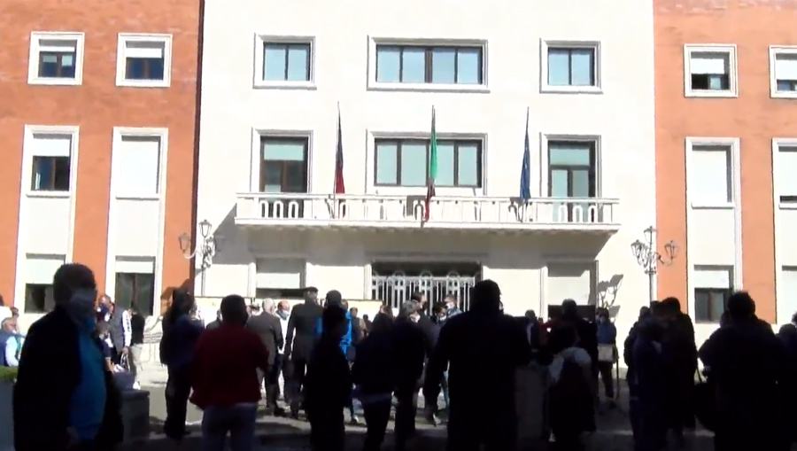 crotone protesta commercianti comune